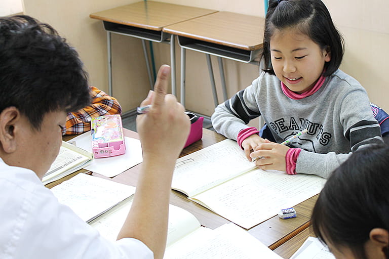 中学受験・学校補修コース低学年クラスの授業風景